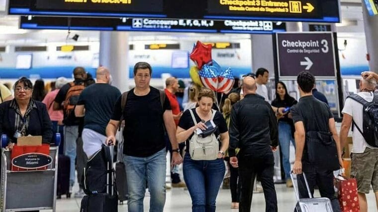 Separan de su familia a niña cubana tras llegar a Estados Unidos con parole humanitario
