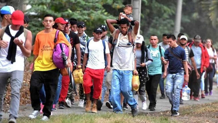 Migrantes cubanos parten en caravana rumbo a la frontera sur de Estados Unidos