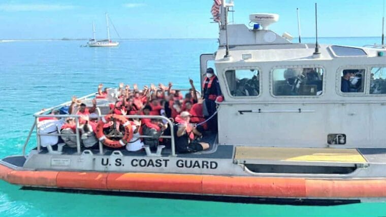 Guardia Costera salva la vida de balseros cubanos al borde del naufragio