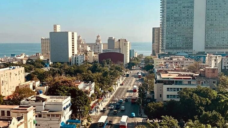 Cierran tramo de la céntrica calle 23 en La Habana