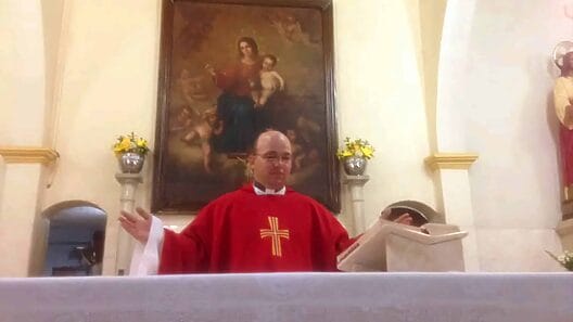 Asaltan a sacerdote cubano para robarle una moto: tuvo que ser intervenido quirúrgicamente