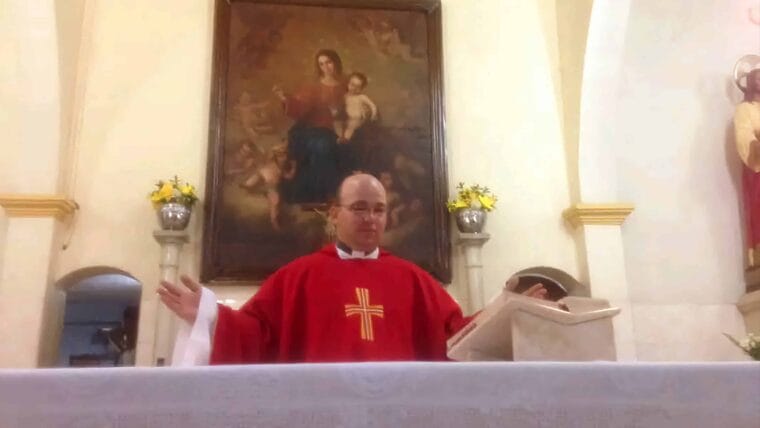 Asaltan a sacerdote cubano para robarle una moto: tuvo que ser intervenido quirúrgicamente