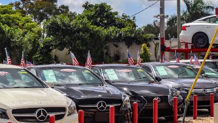 Aumentan los precios de autos usados y alquileres en Estados Unidos