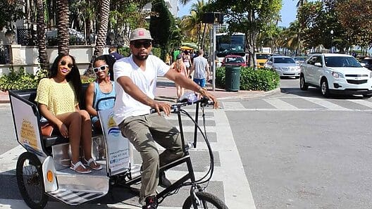 Llegan los bicitaxis a Miami: “Los cubanos inventan donde quieran”