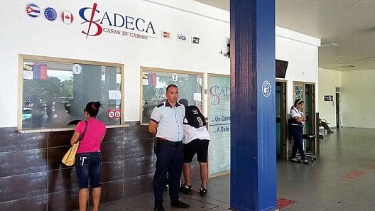 Comprar dólares en CADECA: hasta 5000 personas en las listas de espera de plataforma Ticket