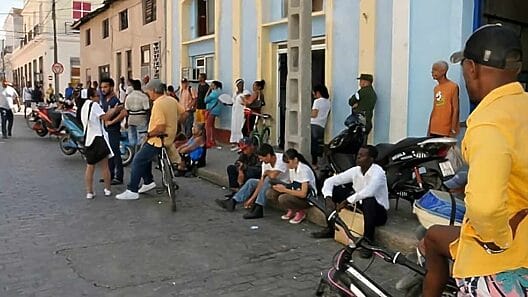Dinero ni para el salario. Crisis de efectivo en Cuba: colas para cajeros de madrugada