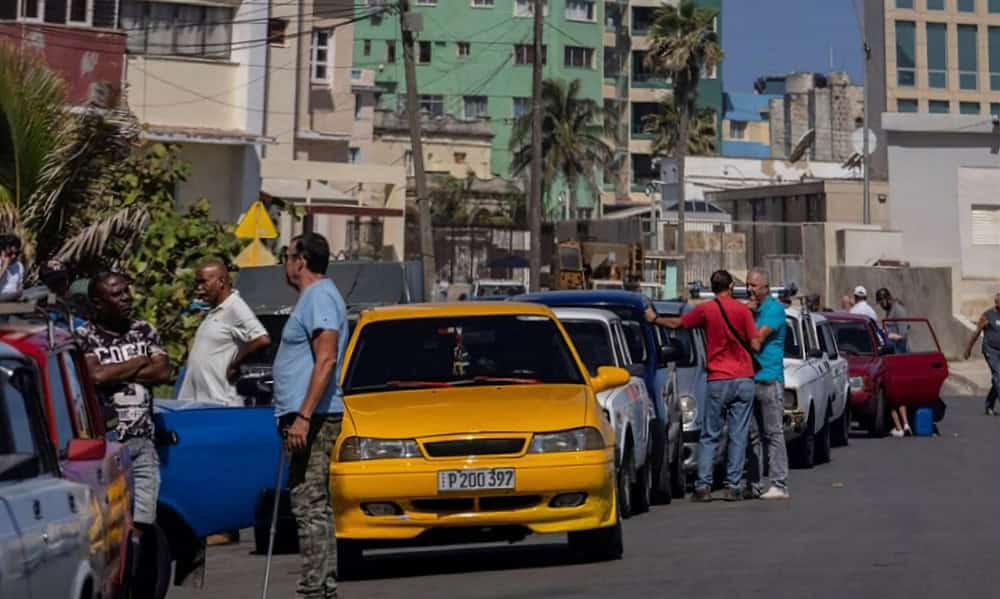 Endless waiting lists to buy fuel in Havana