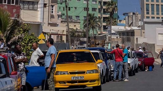 Interminables listas de espera para comprar combustible en La Habana