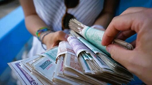 Crisis de efectivo en Cuba: miles de trabajadores cubanos no pueden cobrar su salario por falta de dinero