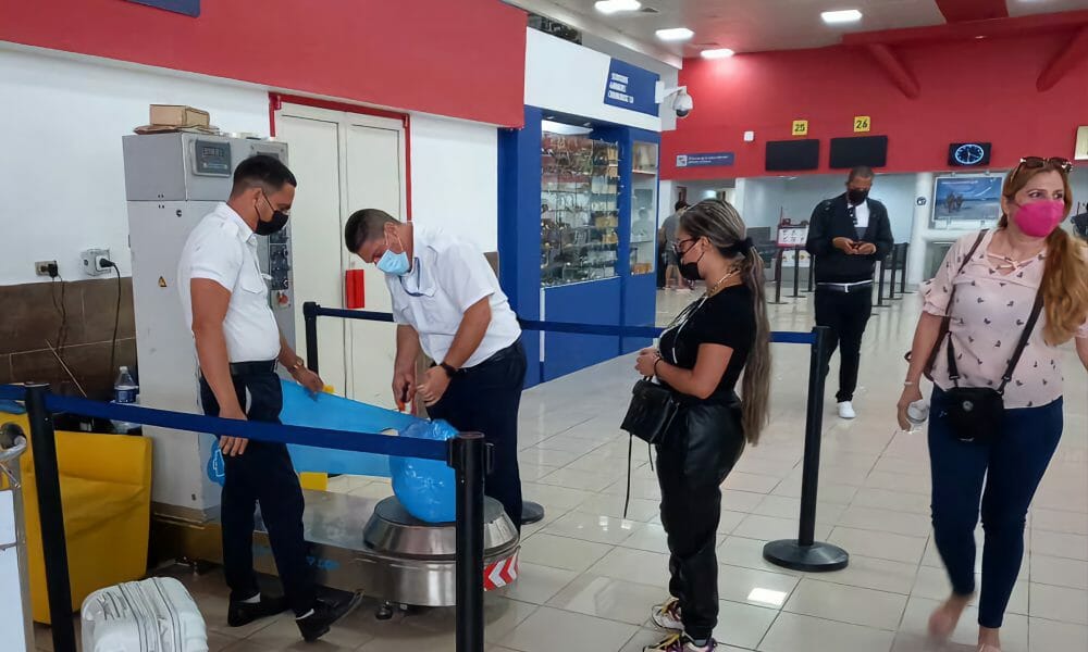 What is the cost of baggage wrapping in Cuban airports?