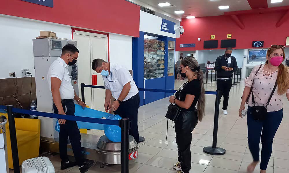 What is the cost of baggage wrapping in Cuban airports?