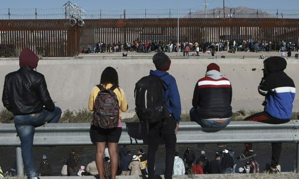 Fala migracyjna między Meksykiem a Stanami Zjednoczonymi uruchamia alerty graniczne