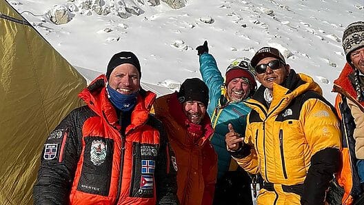 Recibe alpinista cubano certificado por escalar el Monte Everest