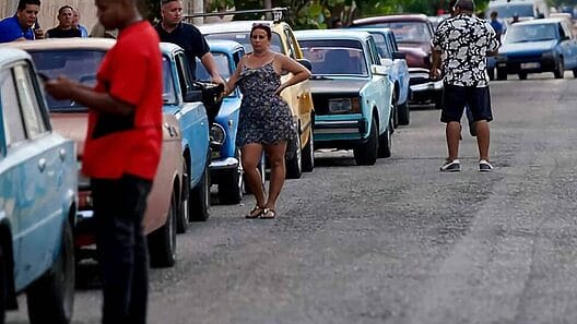 Largas colas por el chip recargable para comprar combustible en Cuba
