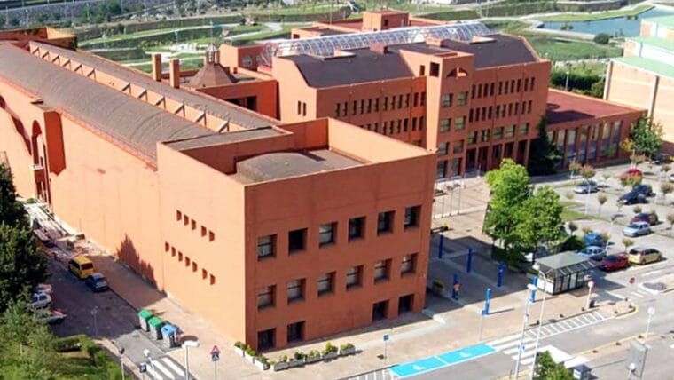 Universidad española oferta becas de estudios
