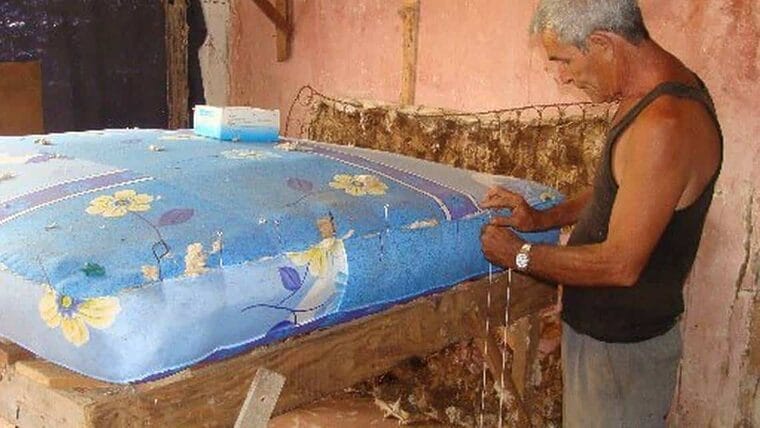 Empresa cubana fabrica colchones a base de ropa usada