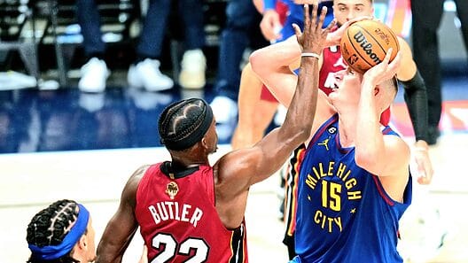 Denver somete al Miami Heat en el primer juego de las finales de la NBA