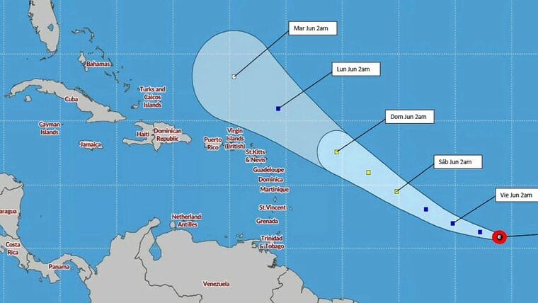 Se intensifica la Depresión Tropical Cuatro en el océano Atlántico central