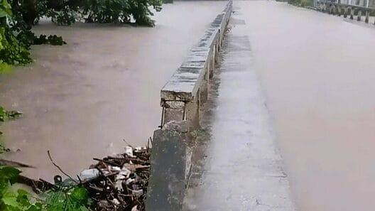 Alertan de fuertes lluvias e inundaciones en el centro y oriente de Cuba