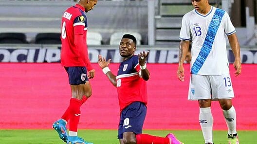 Desertan cuatro futbolistas cubanos en Miami antes del debut en la Copa Oro