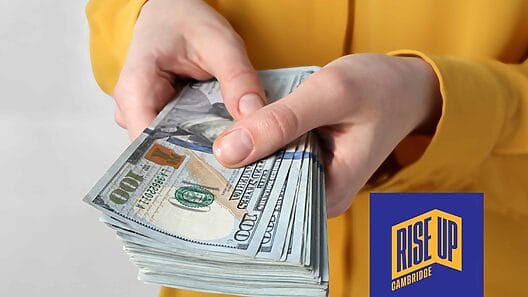 Entregarán cheques de $500 mensuales en Estados Unidos por medio del programa “Rise Up Cambridge”
