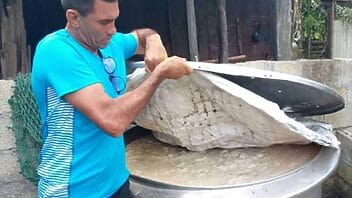 Policía detiene a cubano por desviar ilegalmente mil litros de pasta de jabón