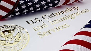 Estados Unidos actualiza su manual para definir si un migrante se considera carga pública