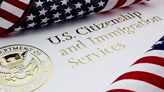 Estados Unidos actualiza su manual para definir si un migrante se considera carga pública
