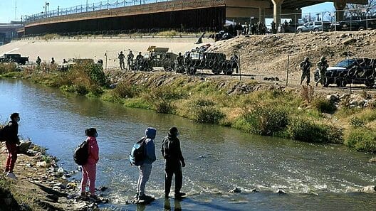 Texas da órdenes a su guardia fronteriza: empujar al río Bravo y negar agua a los migrantes