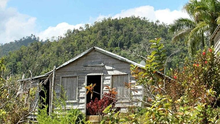 Más de dos mil casas en Cuba aún no tienen servicio eléctrico