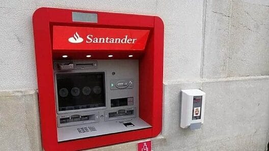 Empresa española vinculada a Santander actuará como banco en Cuba