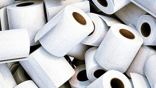 Emprendedor cubano da retoques finales a su fábrica de papel higiénico en La Habana
