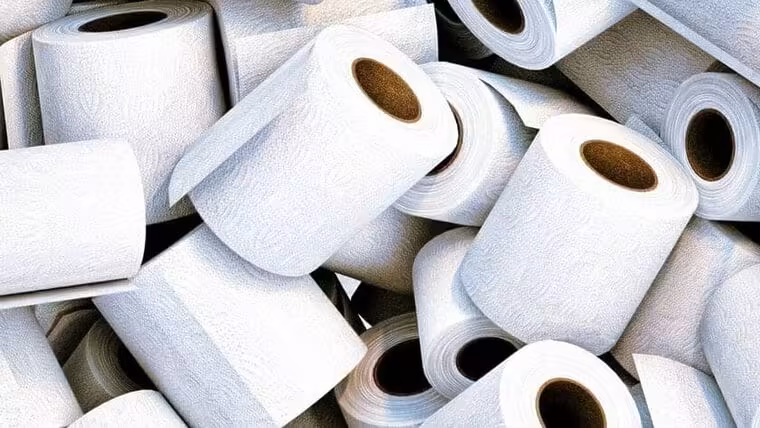 Emprendedor cubano da retoques finales a su fábrica de papel higiénico en La Habana