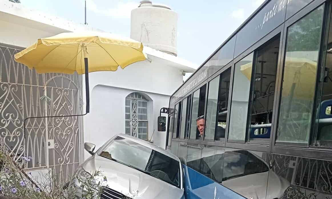 Ómnibus choca contra una casa en La Habana