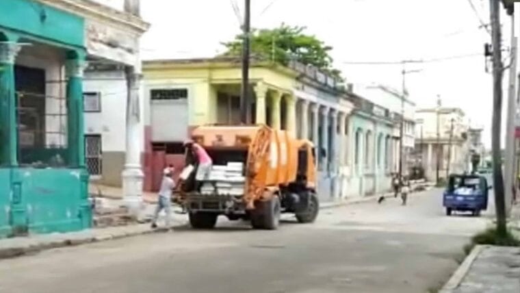 Procesan al responsable del traslado de pollo congelado en un camión de basura