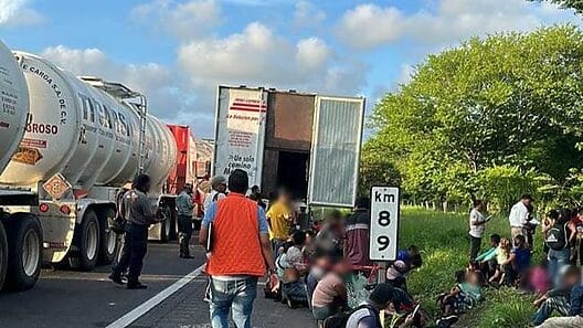 Instituto de Migración de México rescata a migrantes abandonados en tráiler, la mayoría deshidratados