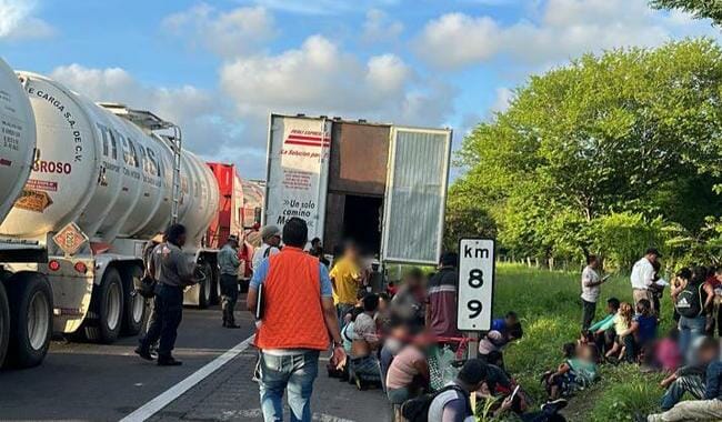 Instituto de Migración de México rescata a migrantes abandonados en tráiler, la mayoría deshidratados