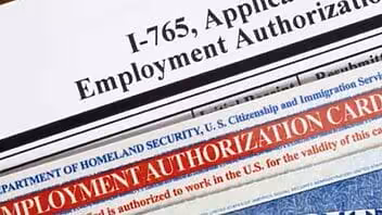 ¿Llegaste por parole a EEUU? Así se solicita el permiso de trabajo y el número de seguridad social