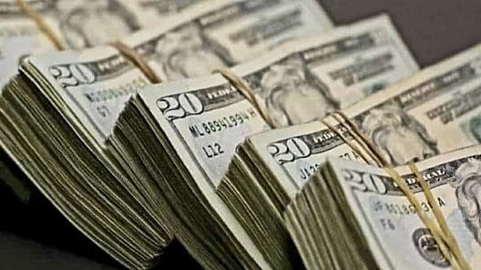 Sigue cayendo el precio del dólar en Cuba ¿Conviene comprar o vender?