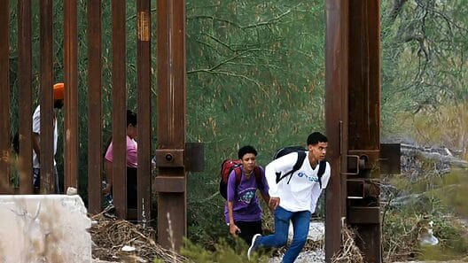 Puertas abiertas “por error” en la frontera permiten a miles de migrantes acceder a Estados Unidos