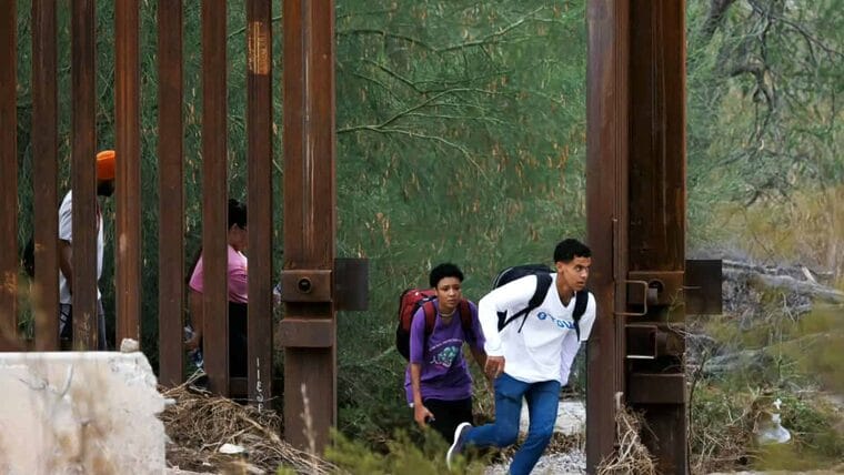 Puertas abiertas “por error” en la frontera permiten a miles de migrantes acceder a Estados Unidos 