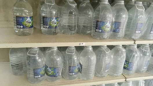 Turistas en Cuba denuncian escasez de agua embotellada: “Caminamos por horas”