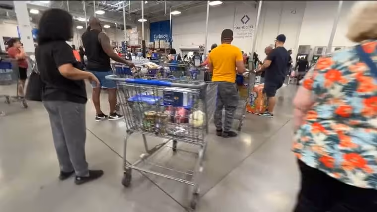 Mercados de Florida abarrotados de gente ante el paso del huracán Idalia. Estos son los productos que más se compran
