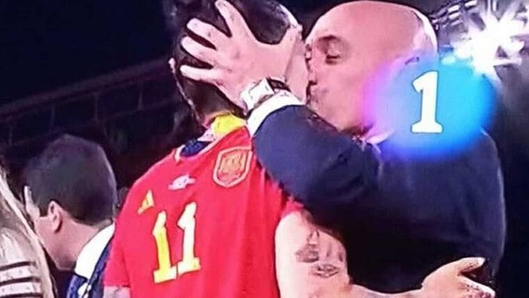 Escándalo en España: beso de Rubiales a futbolista Jennifer Hermoso lo pone contra las cuerdas