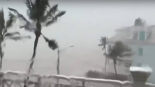 Huracán Idalia arrasa en Florida. Se registran marejadas y penetraciones récords