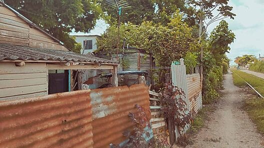 Decenas de familias viven en vagones de tren en Cuba