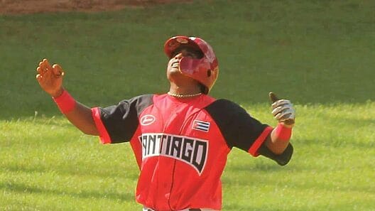 Pelotero cubano Santiago Torres llega a EEUU