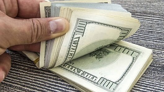Precio del dólar en Cuba frena su caída tras 12 días en declive