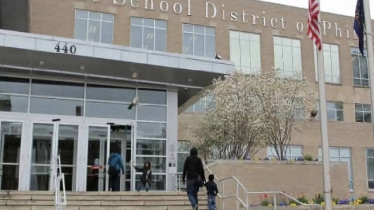 資格要件を満たす米国の親は、子供を車で学校に送る報酬として