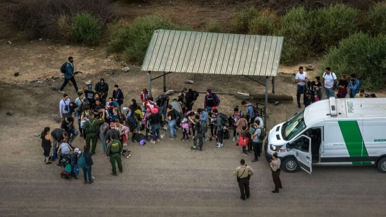 Migrantes de varios países, entre ellos cubanos, colapsan oficinas de asilo en México